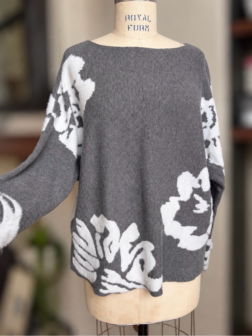 LoveTrend New York 1X Floral Sweater Gray White Oversized Abstract Knit Pullover